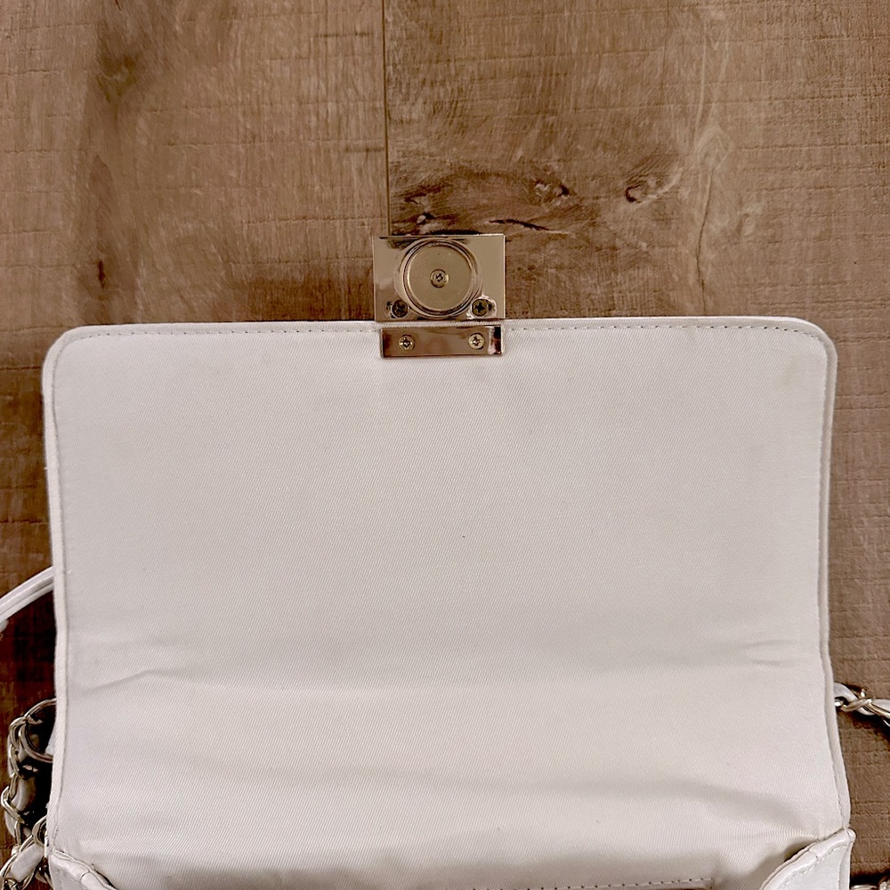 EUC GUESS Crossbody Flap Purse | Chevron Quilted | Cream and Gold - Picture 4 of 11